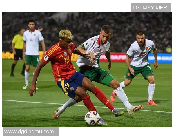 世界杯预选赛德国诺伊尔出击解围险情